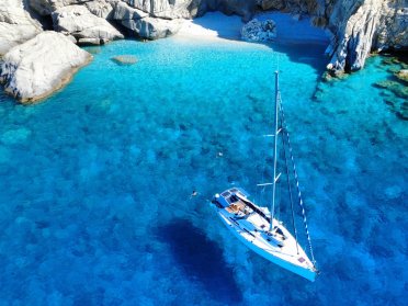 Von Santorin nach Milos: Segeln Sie durch die schönsten Kykladen mit Skipper und kulinarischen Genüssen.