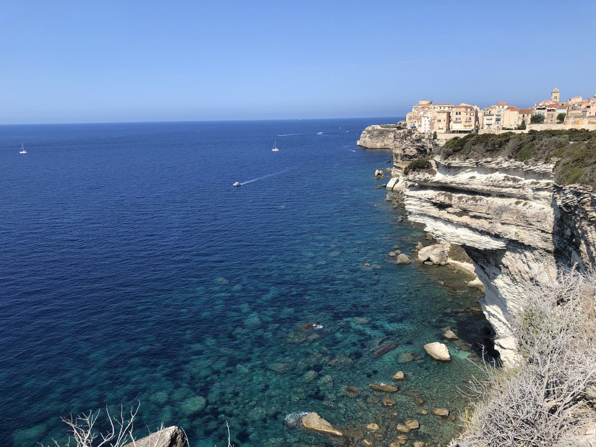 Corso di navigazione sulla costa della Corsica