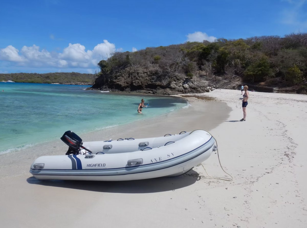 Disfruta de la belleza del mar en un catamarán