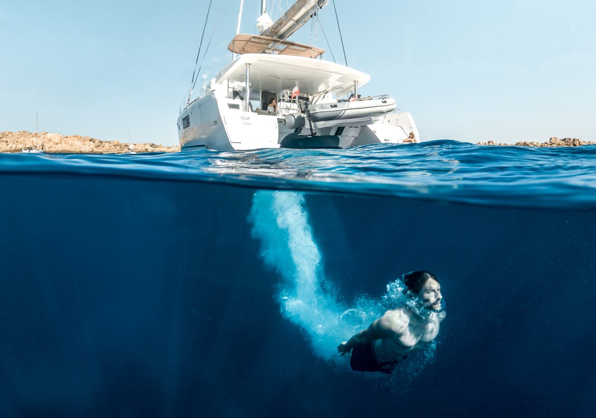 Relajante crucero en catamarán por las aguas cristalinas de la isla de Capri