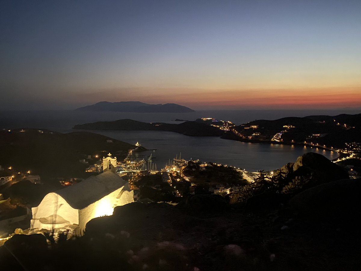 Barche a vela sulla rotta da Milos a Santorini