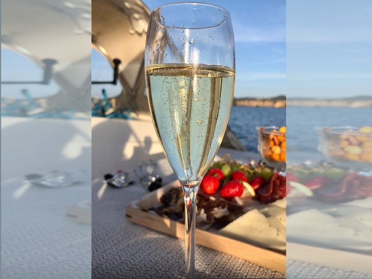 Tagesausflug mit Segelboot in Ibiza mit Schnorcheln, Snack und Getränk