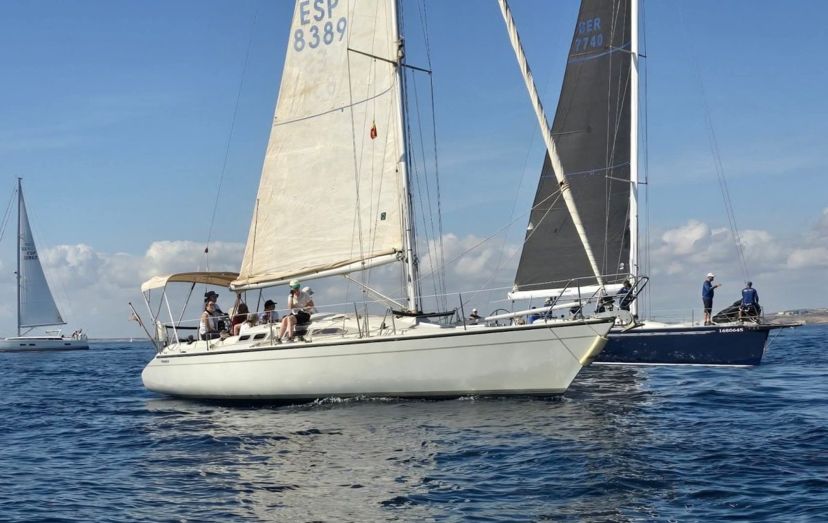 Godrai della brezza fresca e del sole in mare.