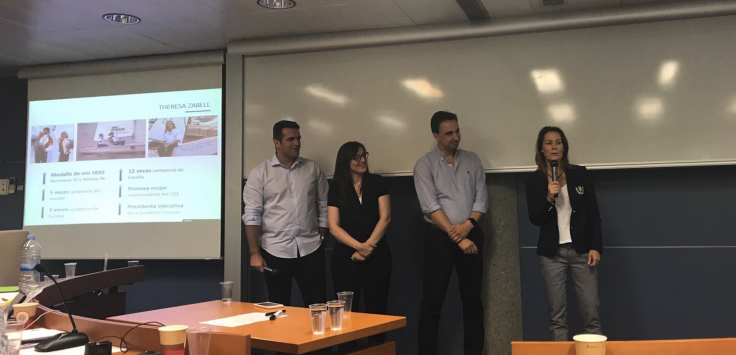 Theresa Zabell apoyando la presentación de Sailwiz