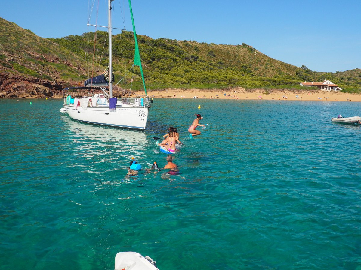 Erleben Sie die natürliche und kulturelle Schönheit von Menorca von der See aus