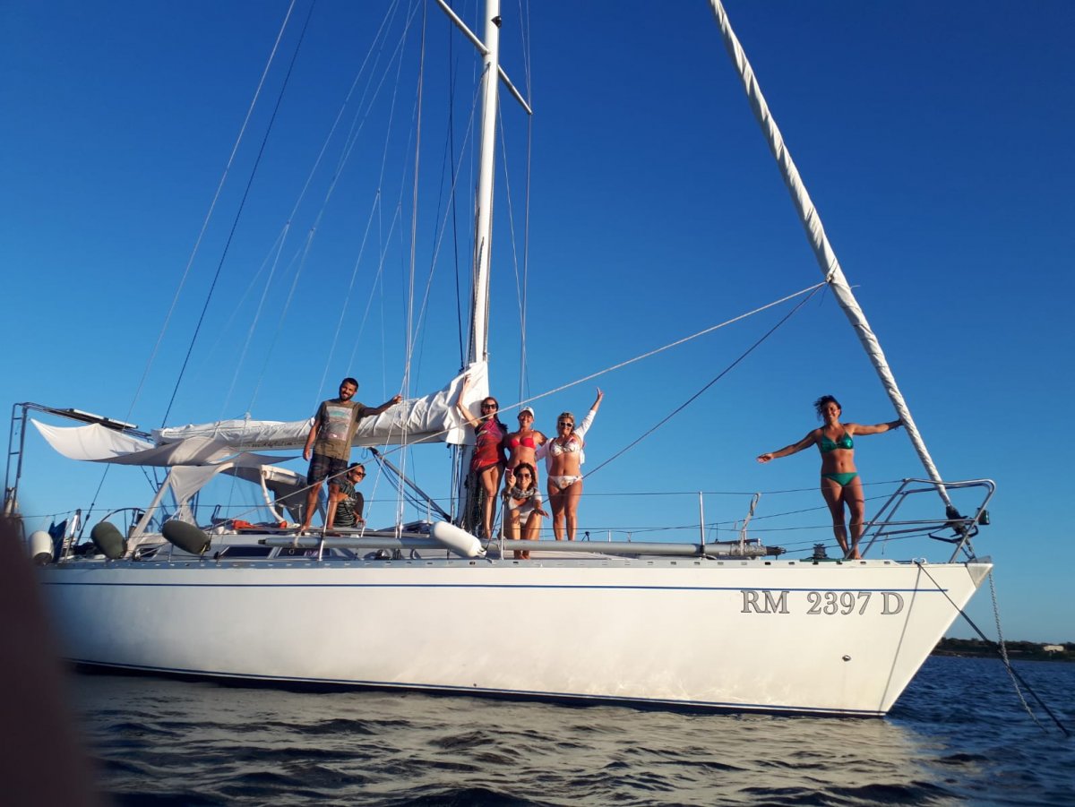 Viaggiare in barca a vela all'isola dell'Asinara, dove il mare è più cristallino.