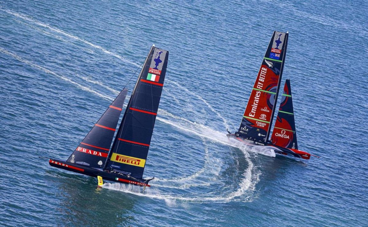 Teilnahme an einer Bootstour, um die Vorregatta der America's Cup zu sehen