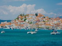 Experiencia de navegación auténtica en un lujoso catamarán alrededor de las Islas Sarónicas