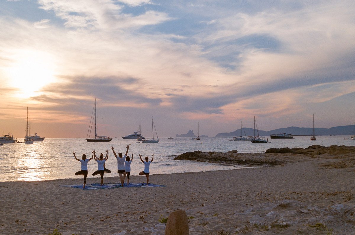 Viaggio in barca a vela attraverso Ibiza e Formentera con Yoga gratuito