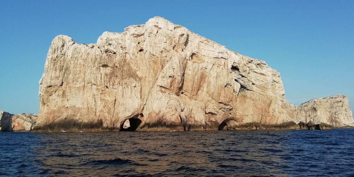 Segeln in den blauen Gewässern Sardiniens.