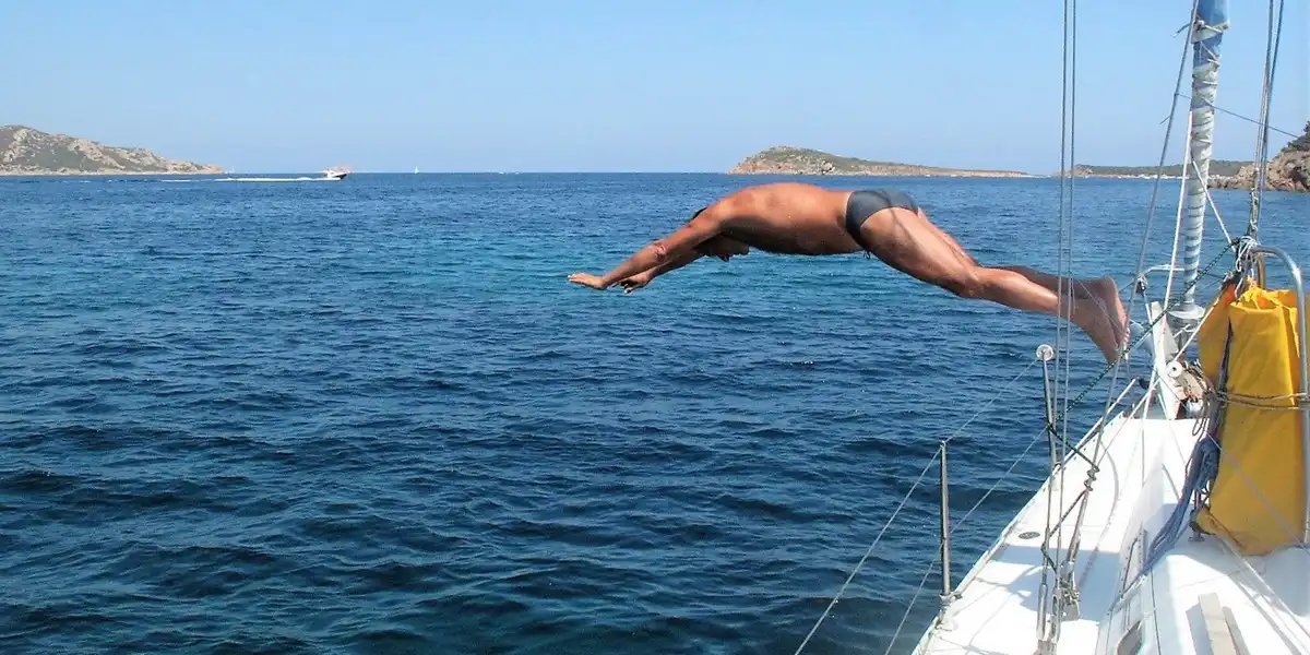 Segelboot-Navigationserfahrung entlang der griechischen Küste