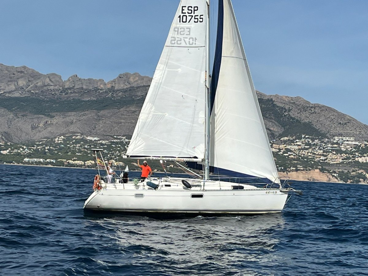 Learn to sail in the Mediterranean Sea