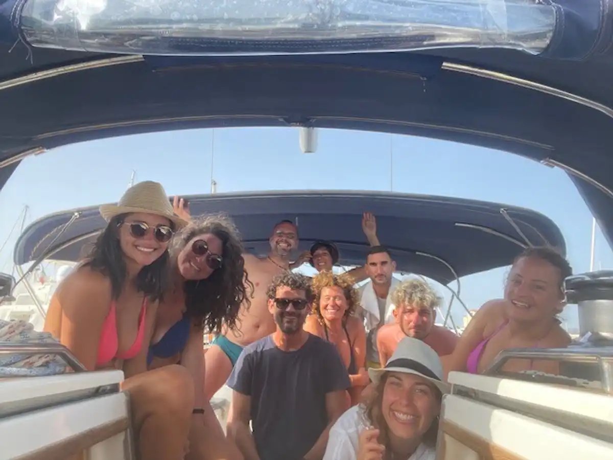 Grupo de personas disfrutando de una excursión en barco en el archipiélago de Maddalena, Cerdeña del Norte.