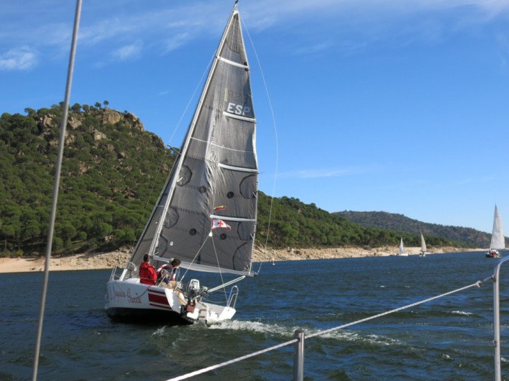 Alumnos practicando en las jornadas de navegación a vela en el Pantano de San Juan