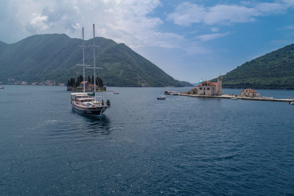 Cruceros por la costa montañesa y rocosa de Montenegro