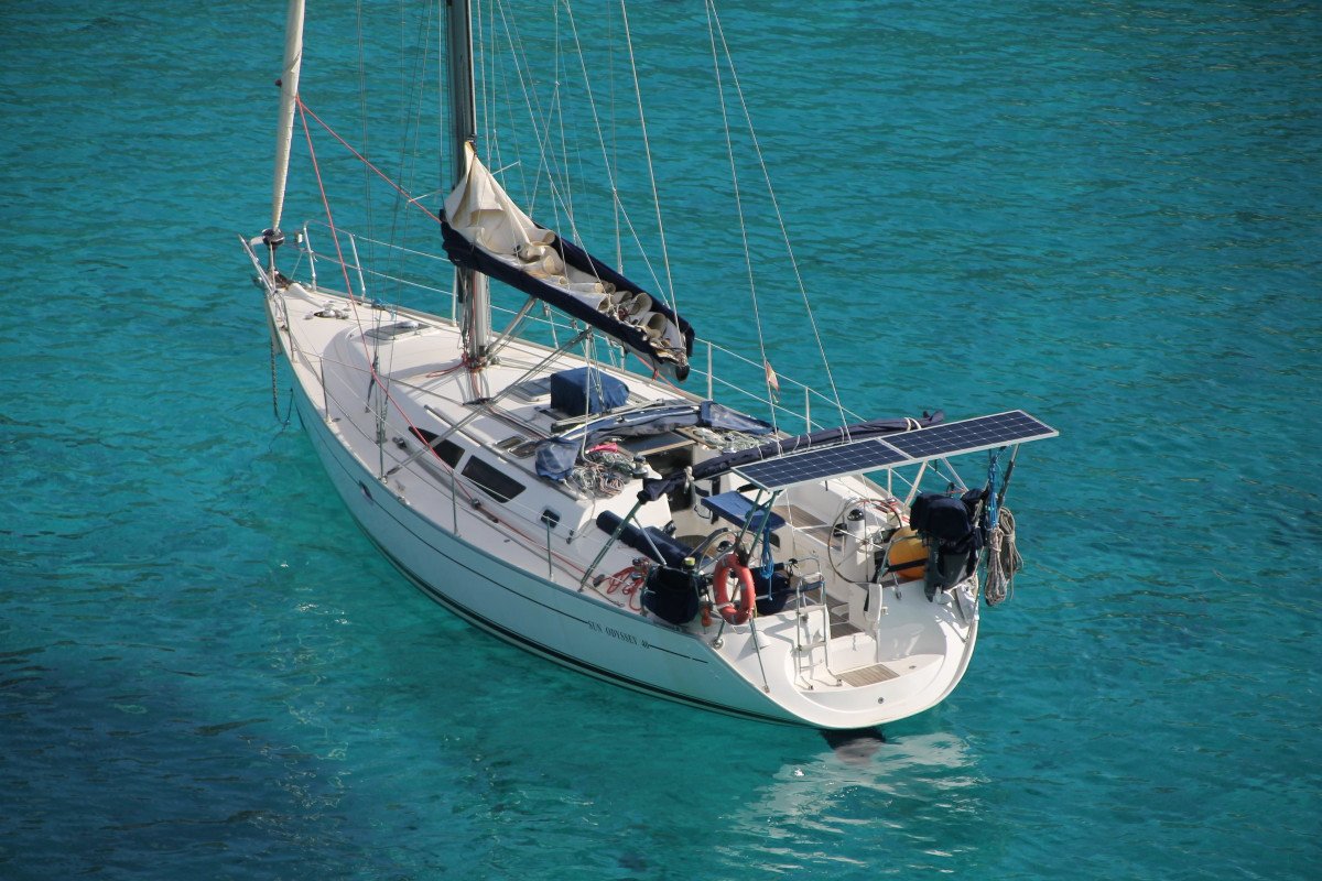 Lernen Sie einen Tag in einem Segelboot um Menorca ab Fornells zu segeln