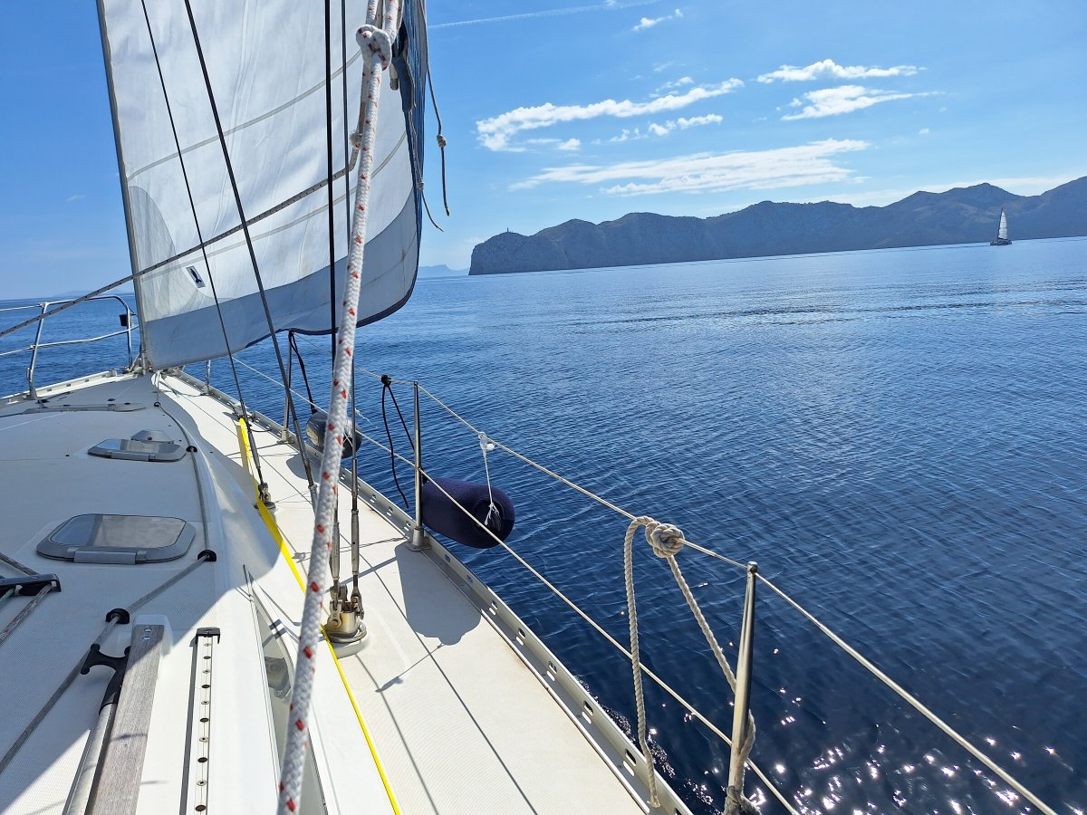 Segel durch Mallorcas wunderschöne Gewässer auf einem Segelboot
