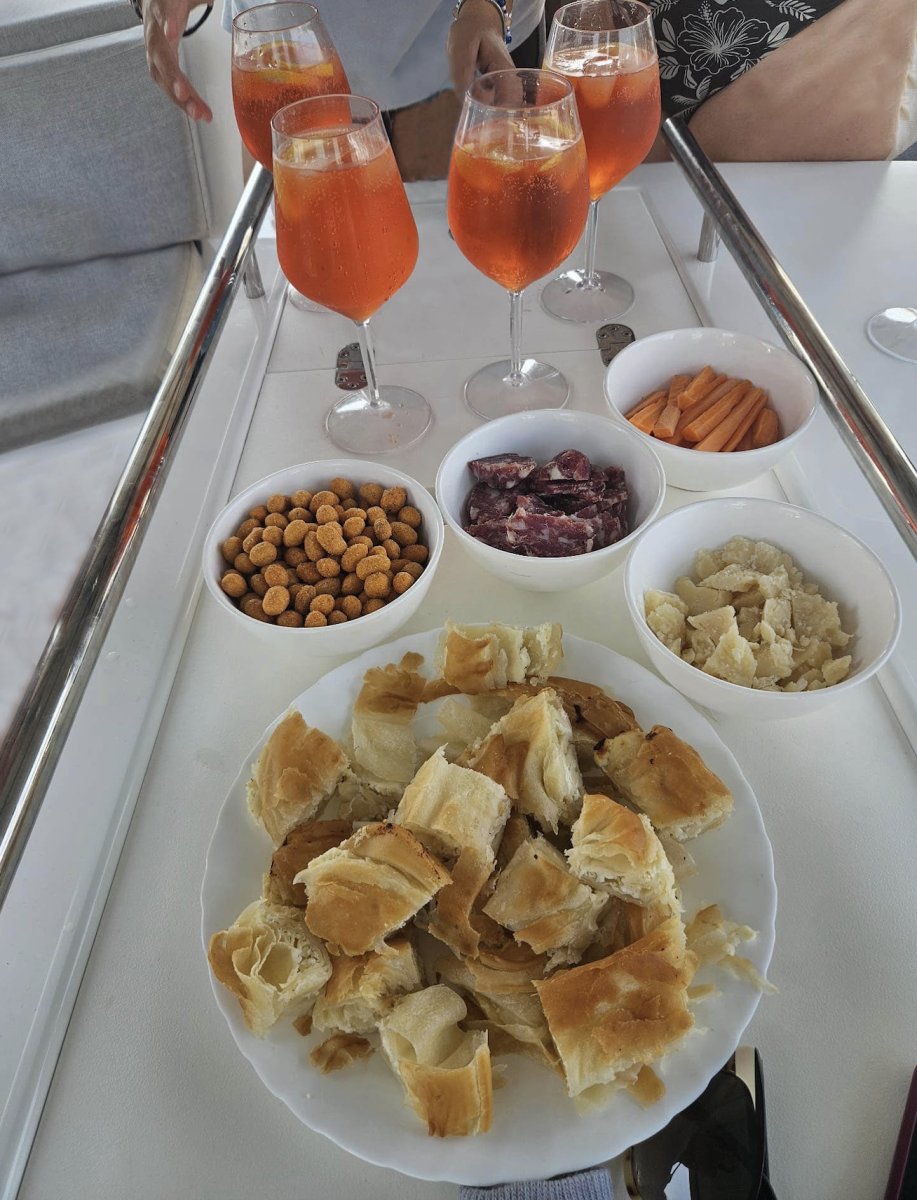 Segeln zwischen den Äolischen Inseln auf einem Segelboot