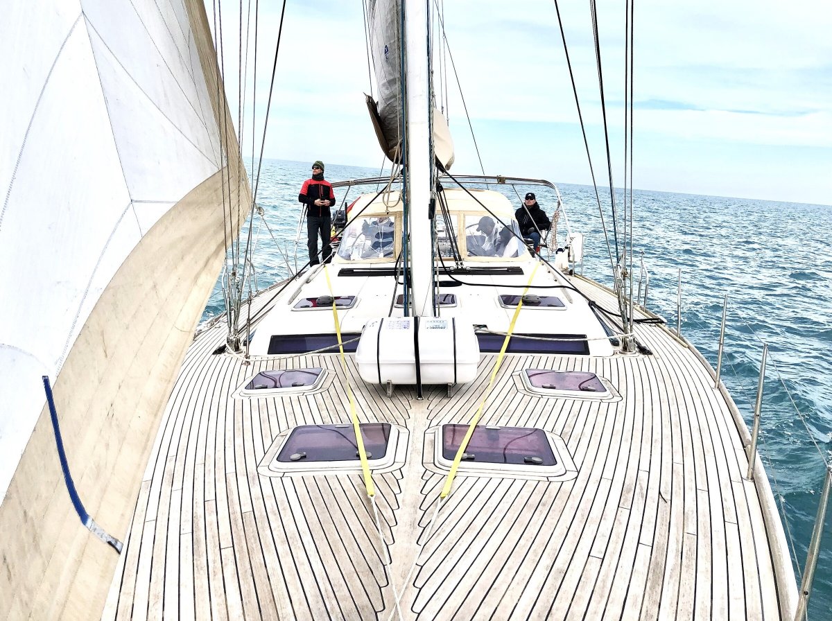Learn to sail with experienced professionals