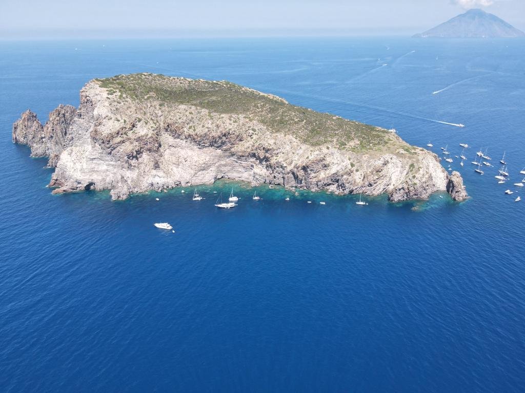Naviga nelle isole Eolie in catamarano