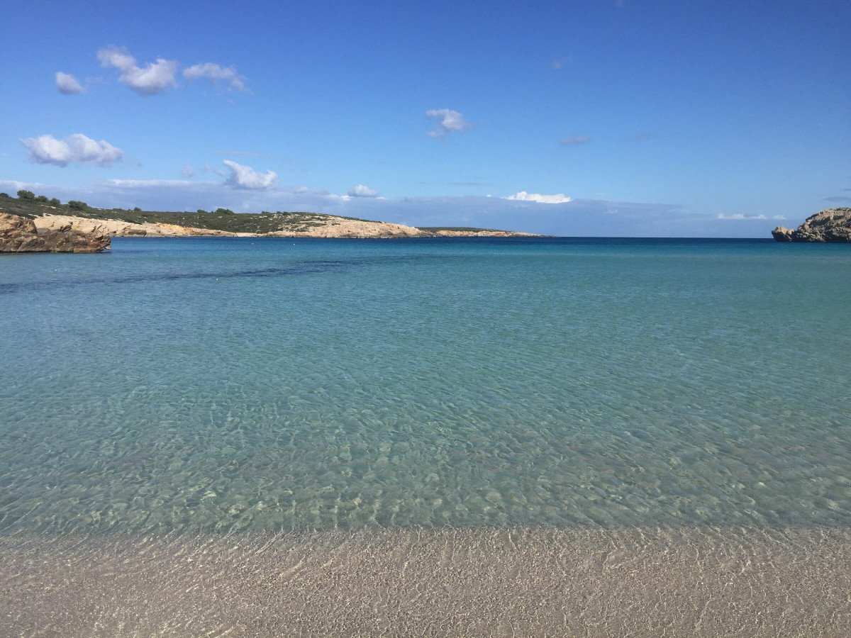 Navega en velero y disfruta de las vistas de la costa de Menorca