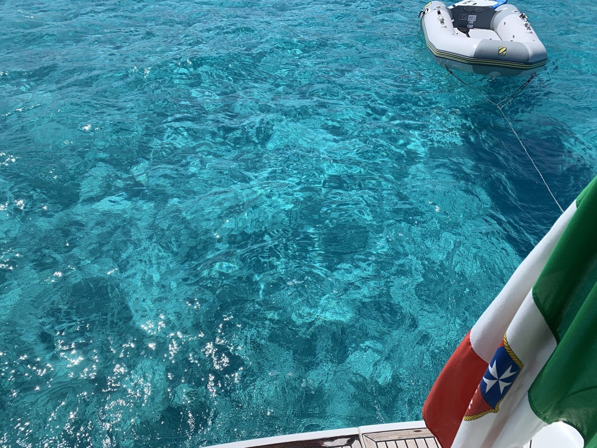 Lernen Sie Segeln und genießen Sie die atemberaubende Aussicht auf Sardinien und Korsika