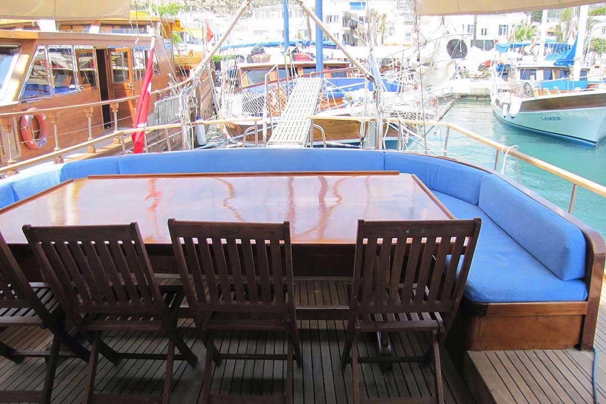 Pranzo sul ponte dello yacht con vista sul mare