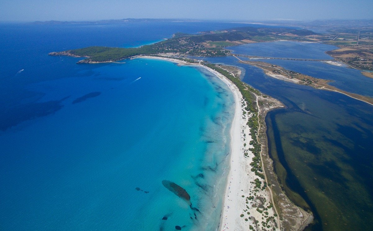 Segeln in den Gewässern des Mittelmeeres mit Blick auf die Küsten Sardiniens und Korsikas