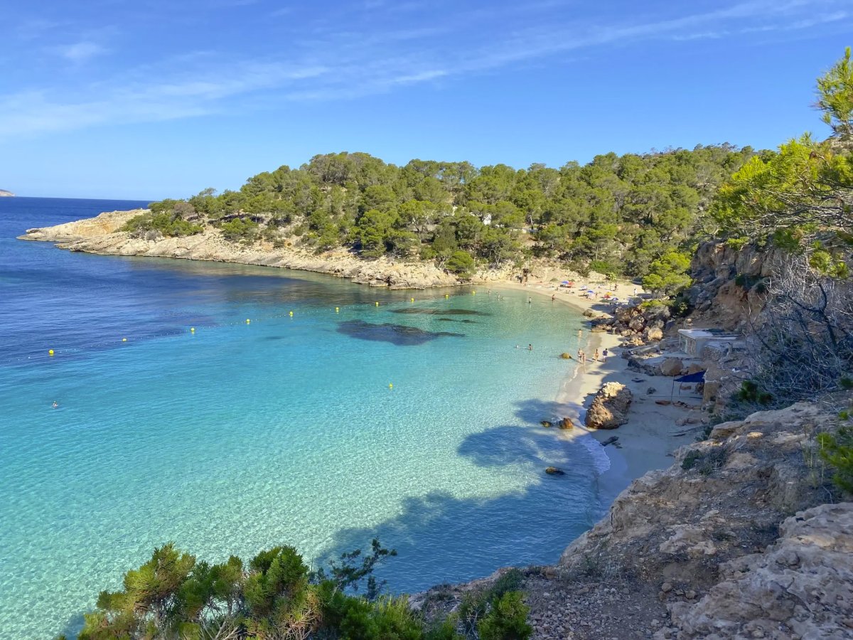 Luxus auf dem Meer: Katamaran segelnd zwischen Ibiza und Formentera