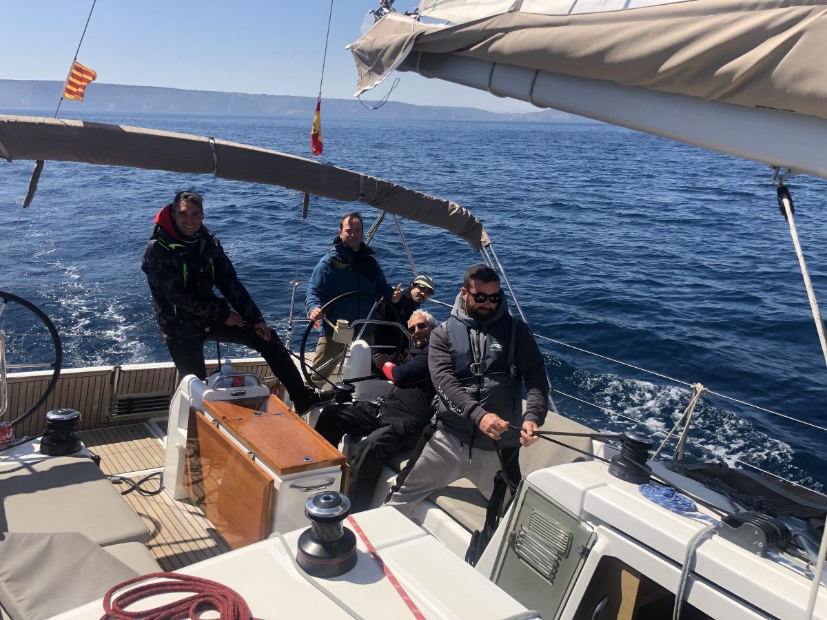 Aprende a navegar en el mar Mediterráneo desde Palamós