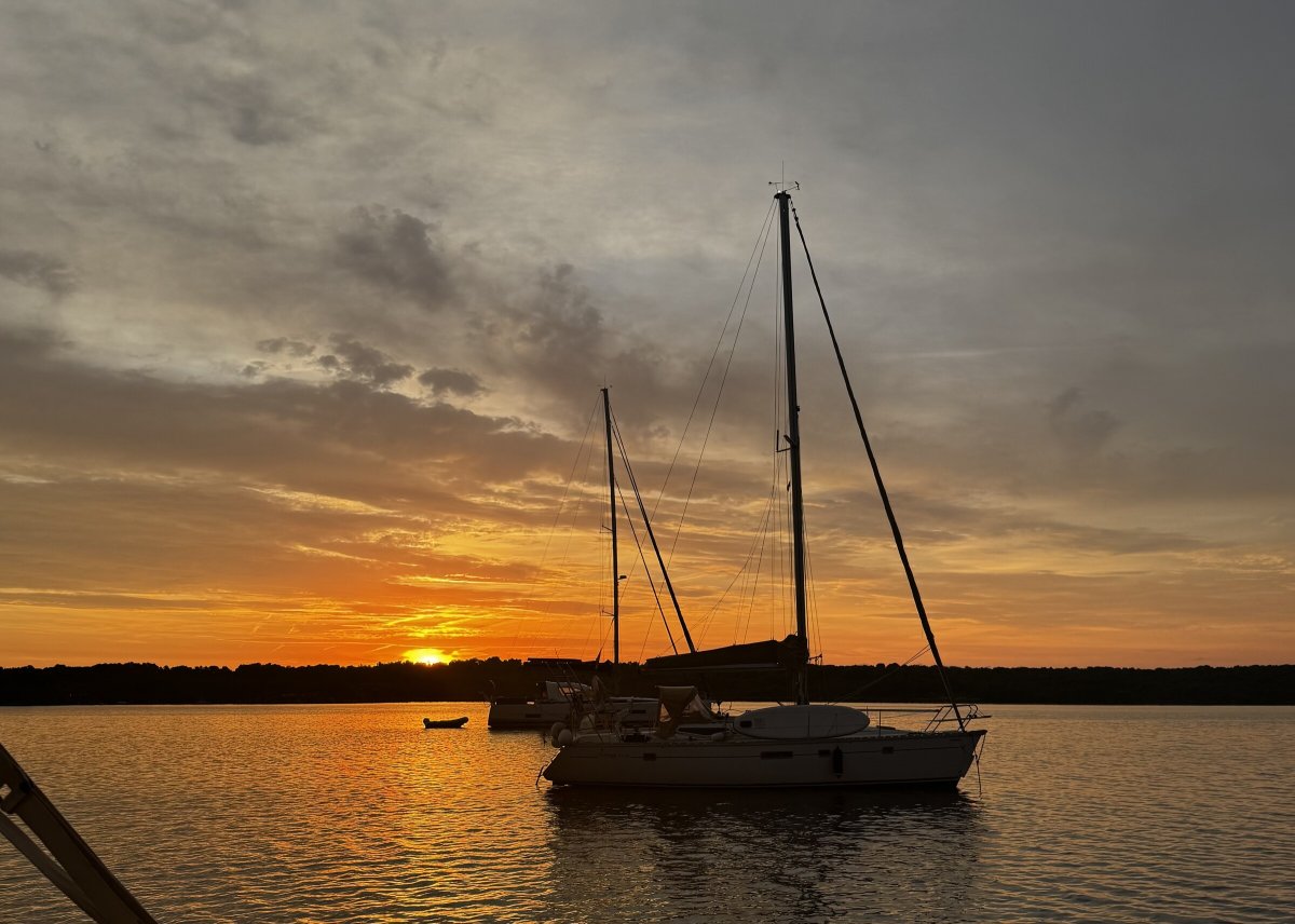 Equipo de navegación preparando el barco
