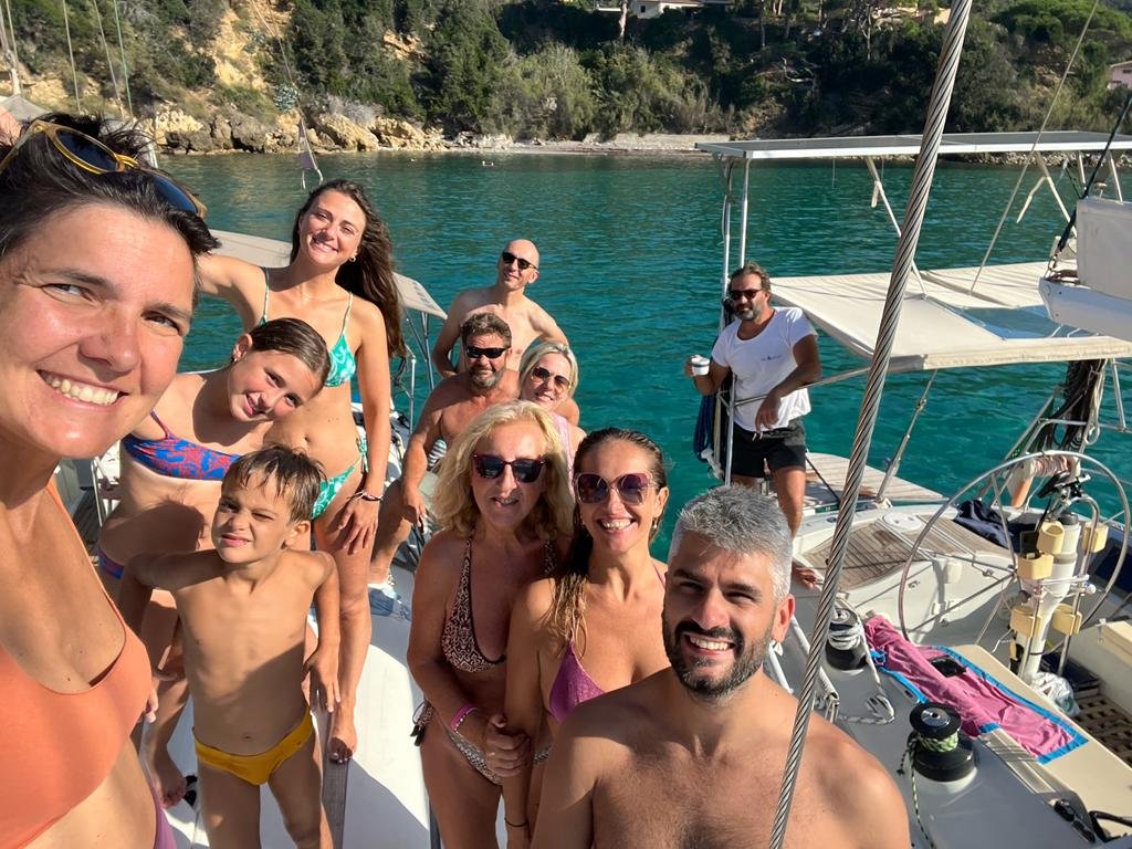 Barco en la isla de Elba: disfrutando del sol y el mar