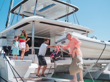 Curso de crucero en catamarán en el Parque Nacional de la Maddalena, navegando de forma independiente