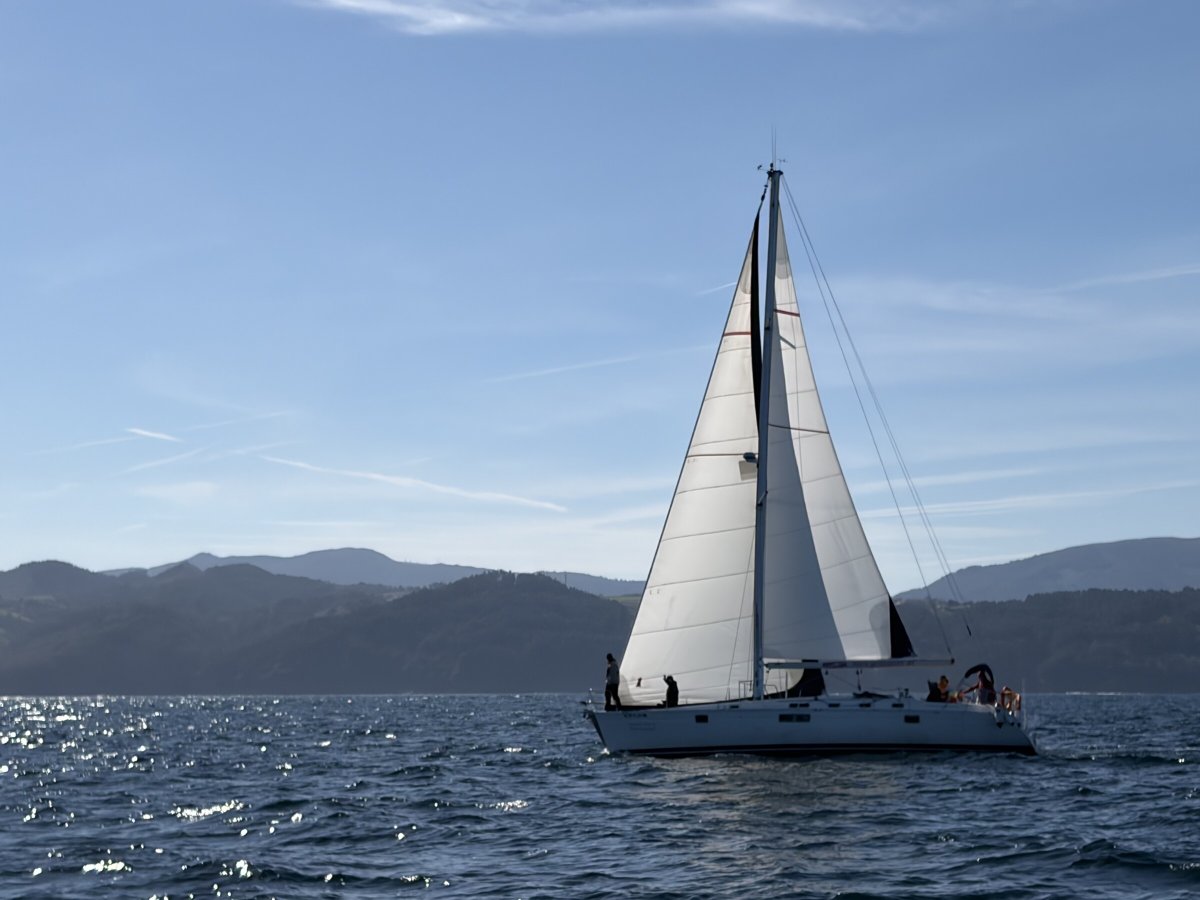 Barcos de navegación y cursos en la Costa Vasca