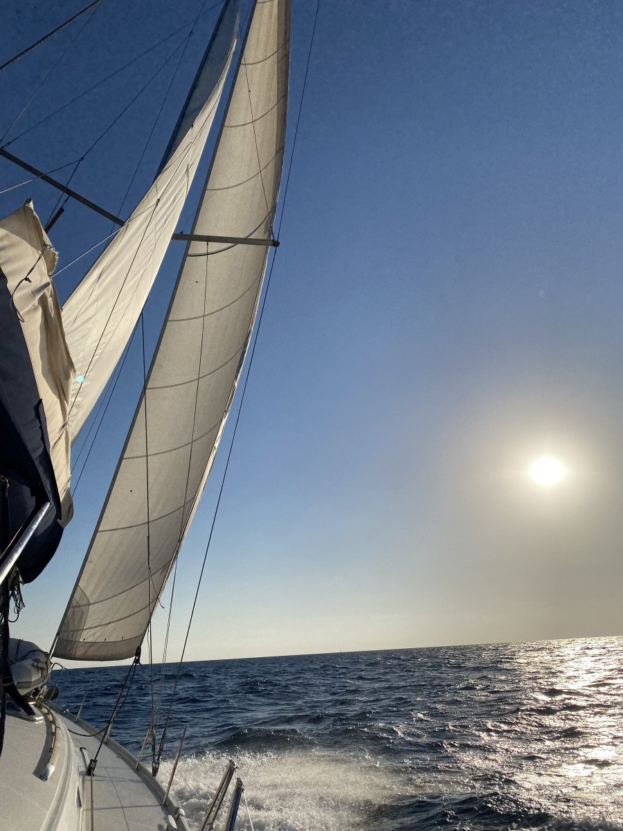 Viaje en barco desde Denia a Ibiza para practicar vela y ampliar PER.