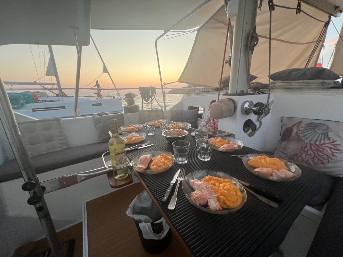 Barcos de vela en la costa de Cerdeña