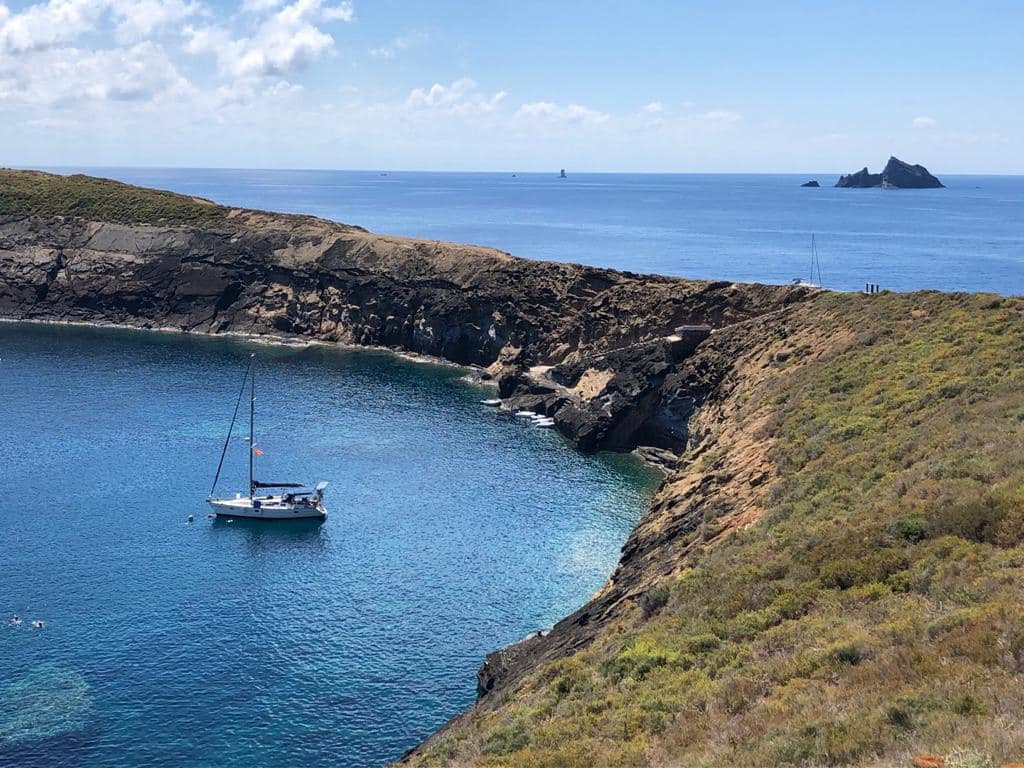 Pratica di navigazione in barca a vela al largo della costa di Valencia
