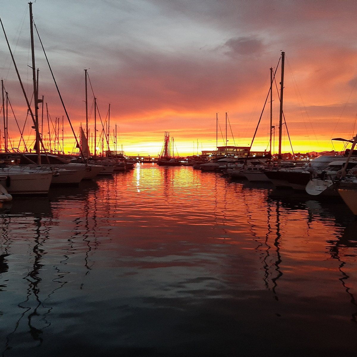 Explorar la costa mediterránea a bordo de un barco