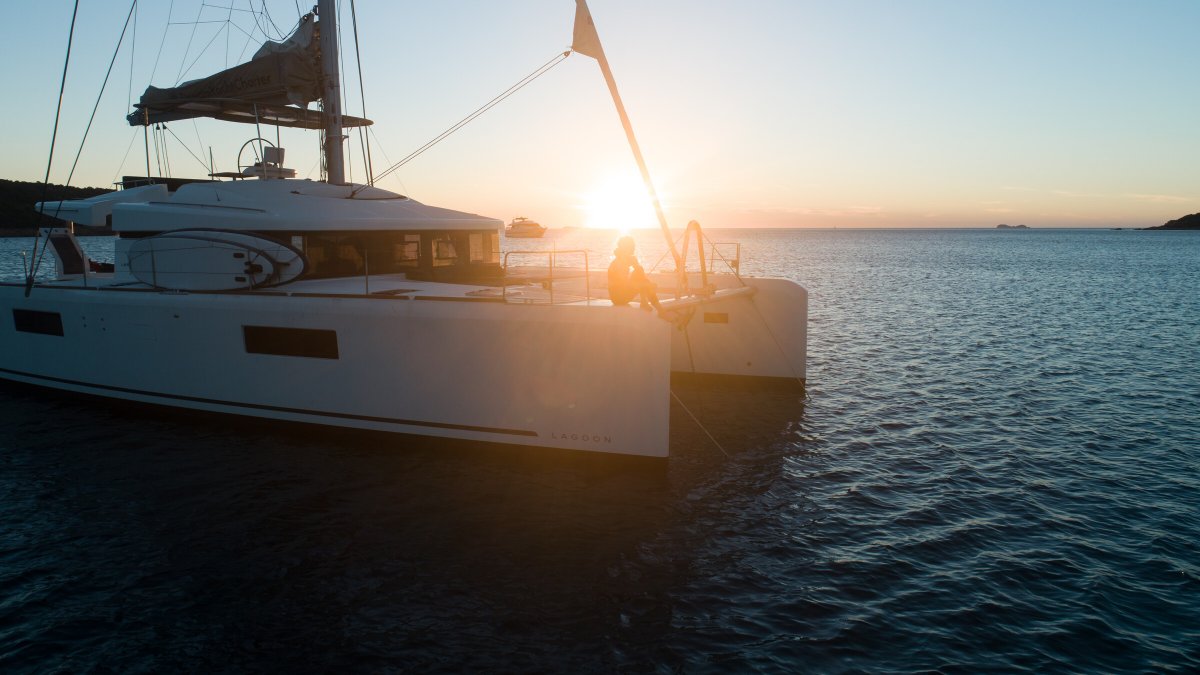 Navigazione lungo la costa dell'isola di Capri in catamarano con vista mozzafiato