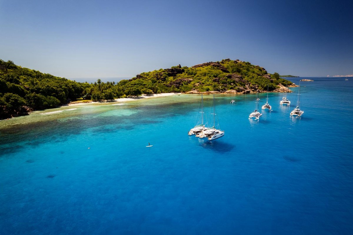 Entdecken Sie die Schönheit der Seychellen auf einem Segelboot