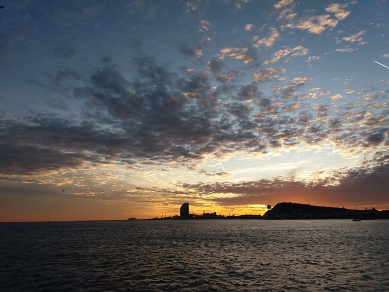 Vom Meer aus: Barcelona's Mouth Bridge