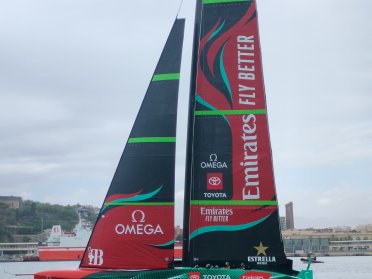 Naviga per due ore in barca a vela attraverso Barcellona