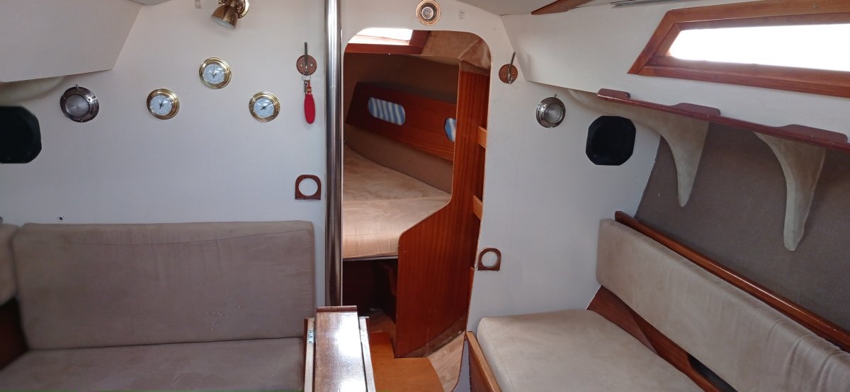 Die Panoramablicke von einem Segelboot in der Mar Menor's Strip