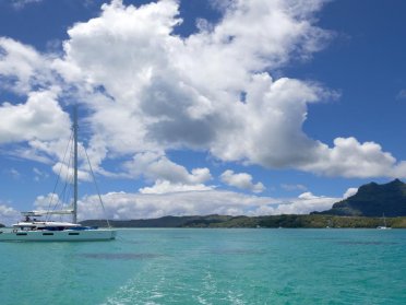 Una settimana a Bora Bora su un catamarano con tutti i comfort inclusi.