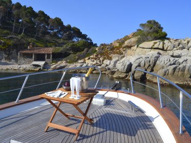 Navegación en barco a motor por Costa Brava con paella a bordo