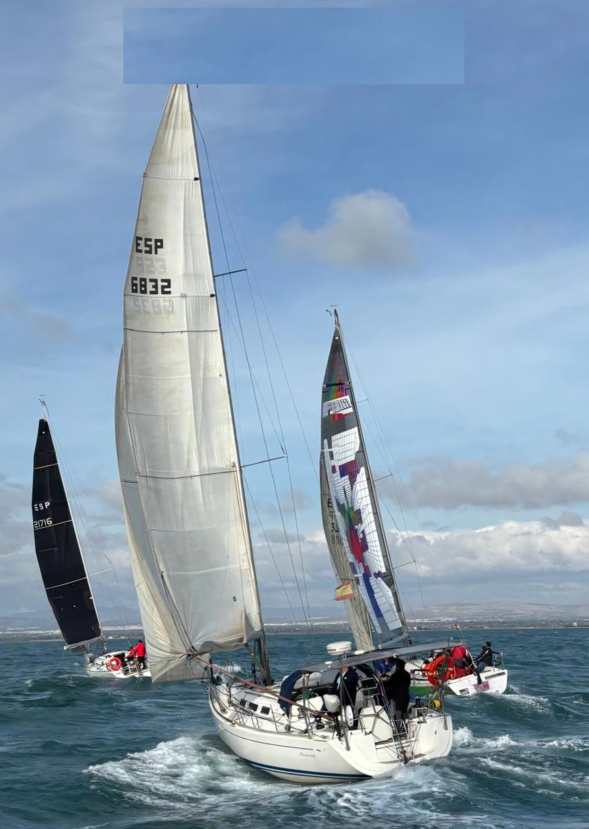 Barcos de competición en la regata de Poniente