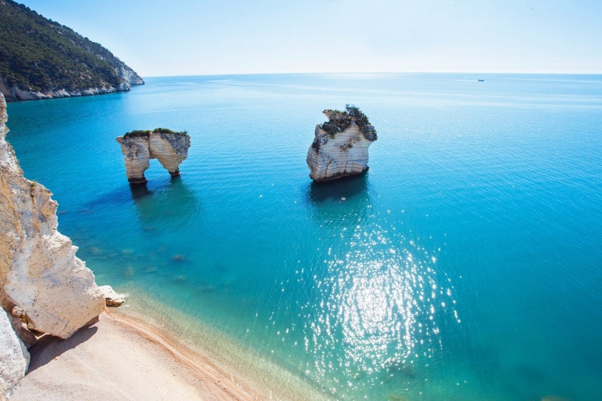 Il paesaggio blu della costa italiana.