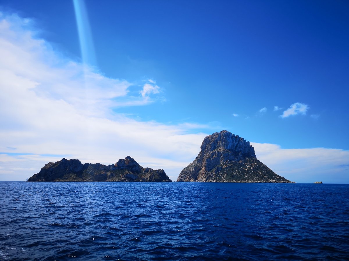 Rilassati su un veliero mentre navighi lungo la costa di Ibiza