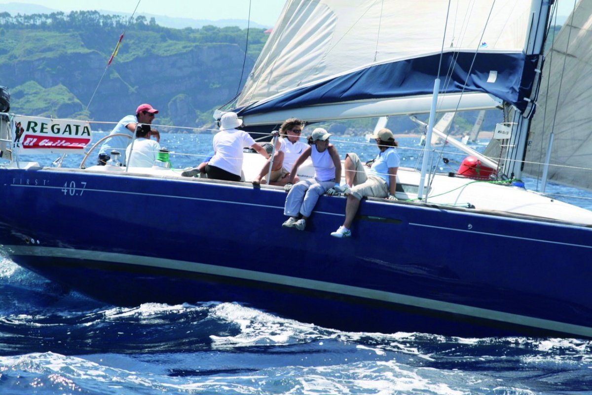 Viaje en barco por la costa vasca