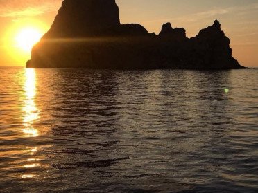Genießen Sie mit Ihrem Partner einen Sonnenuntergang auf einem Boot mit Abendessen auf Ibiza!
